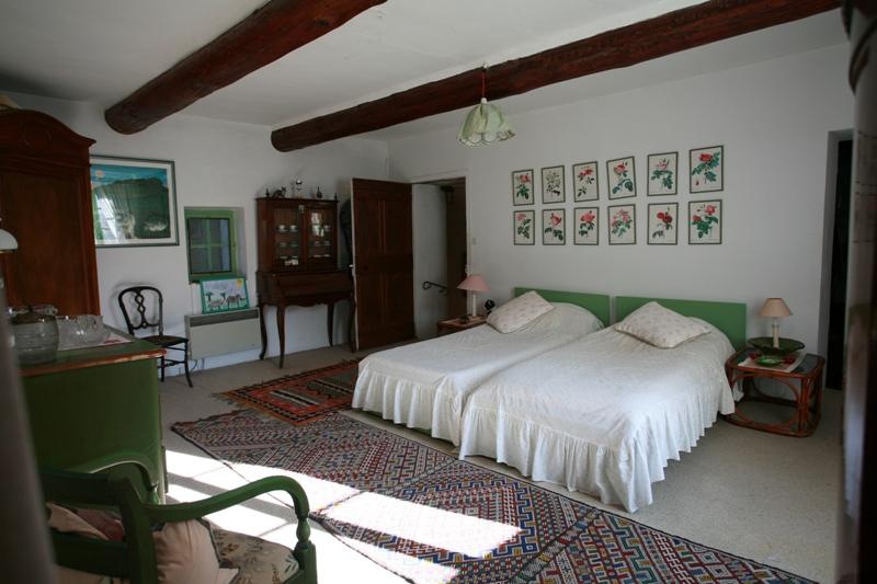 Mas restauré en Luberon avec dépendancessur 2,7 ha ...  jardin paysager, piscine